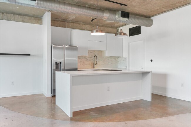 Building Photo - 2000 Bagby St