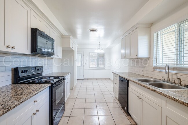 Building Photo - 3 Bedroom, 2 Bath Home Near Bakersfield Co...