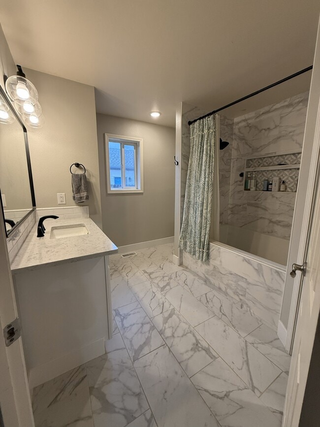 Building Photo - 443 NW Sandpiper Ave