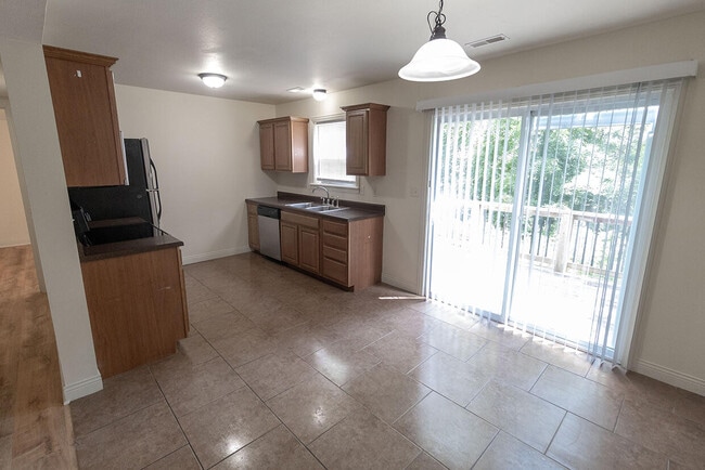 Building Photo - 4610 Dehaven Dr