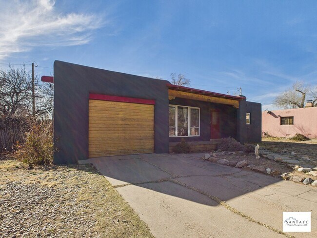 Building Photo - 204 Solana Dr