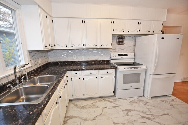 Building Photo - 300 Howland Ave