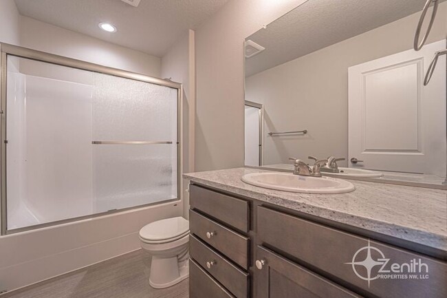 Building Photo - 4915 NE 2nd Ct