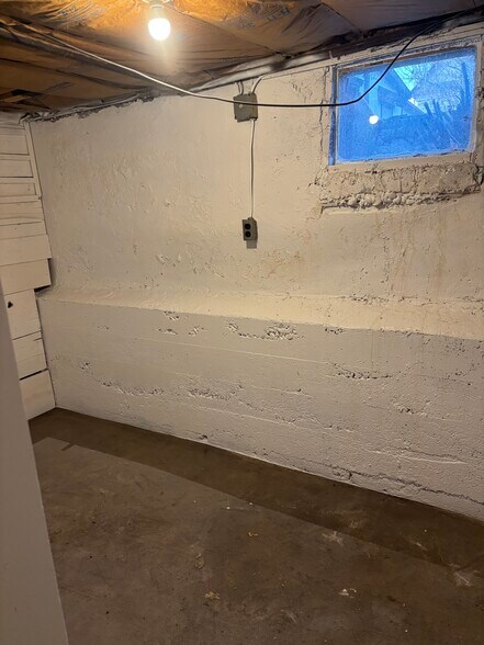 Building Photo - 245 N Main St