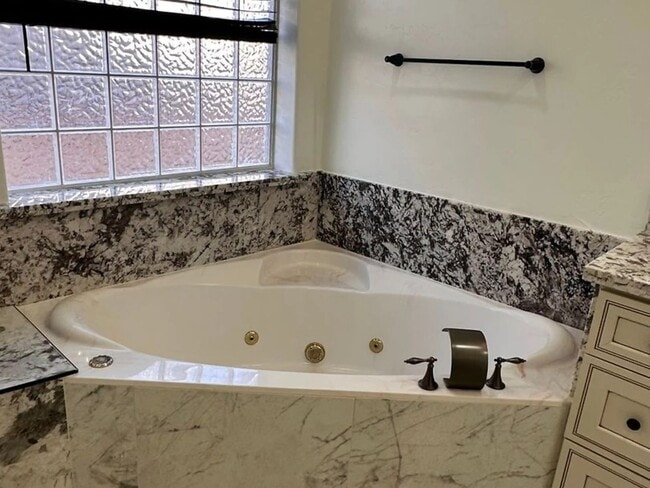 Building Photo - Fully Furnished 3 Bedroom Rental on the Go...