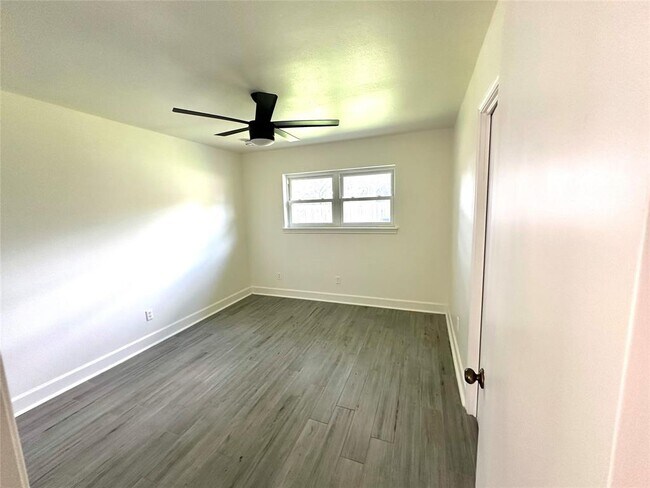 Building Photo - 3007 Broadmoor Dr