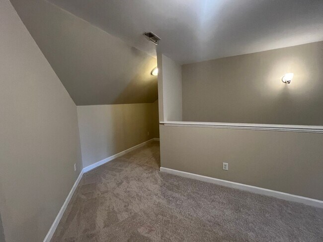 Building Photo - 123 Forest Green Dr