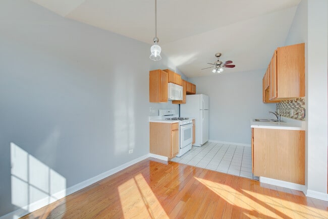 Building Photo - 974 N Village Dr