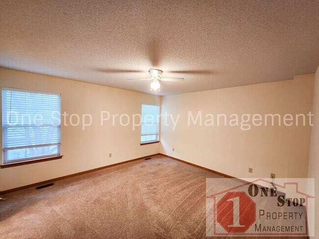 Building Photo - 3 Bedroom, 2 Full Bathrooms and oversized ...