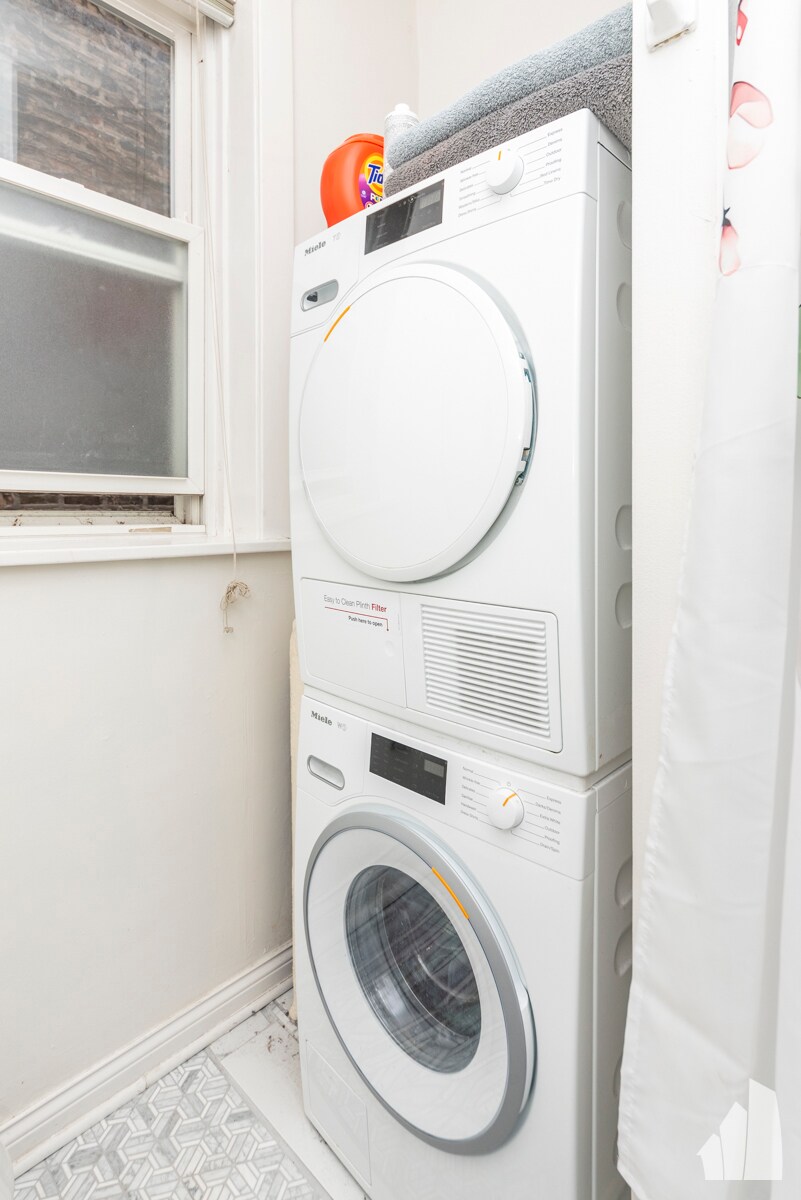 Building Photo - 842 W Waveland Ave