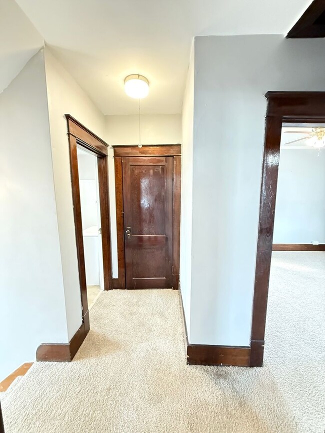 Building Photo - Updated 3 Bedroom 1 Bathroom in North Vers...
