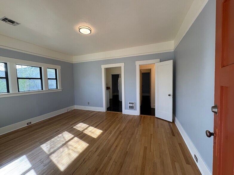 Building Photo - 15 W 5th St