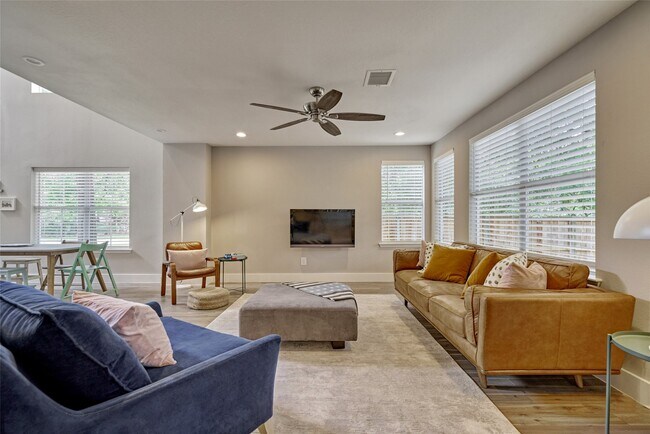 Building Photo - 38 E Gaslight Pl