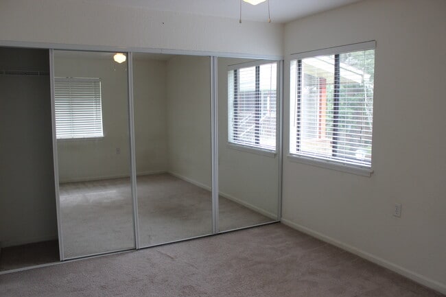 Building Photo - 2/1 Condo with screened porch and communit...