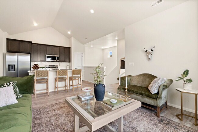 Building Photo - Newer 2bd condo in neighborhood with pool ...