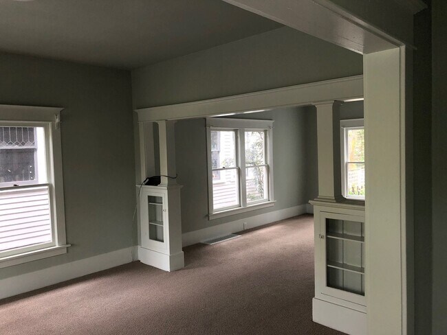 Building Photo - University Duplex
