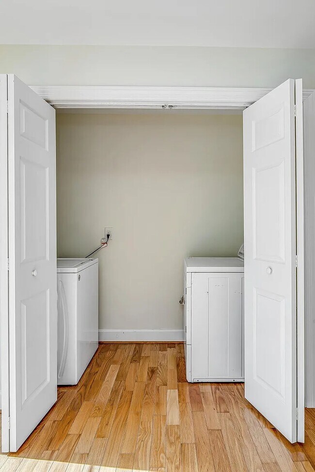 Building Photo - 3245 Kings Ln