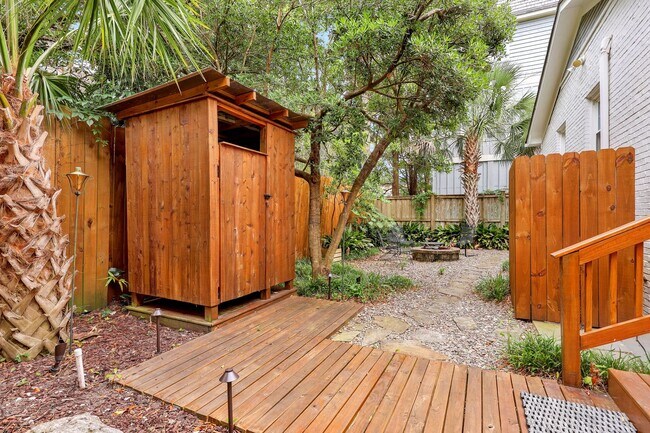 Building Photo - Furnished Off-Season 3bd/2ba Coastal Retreat with Screened Porch & Private Parking