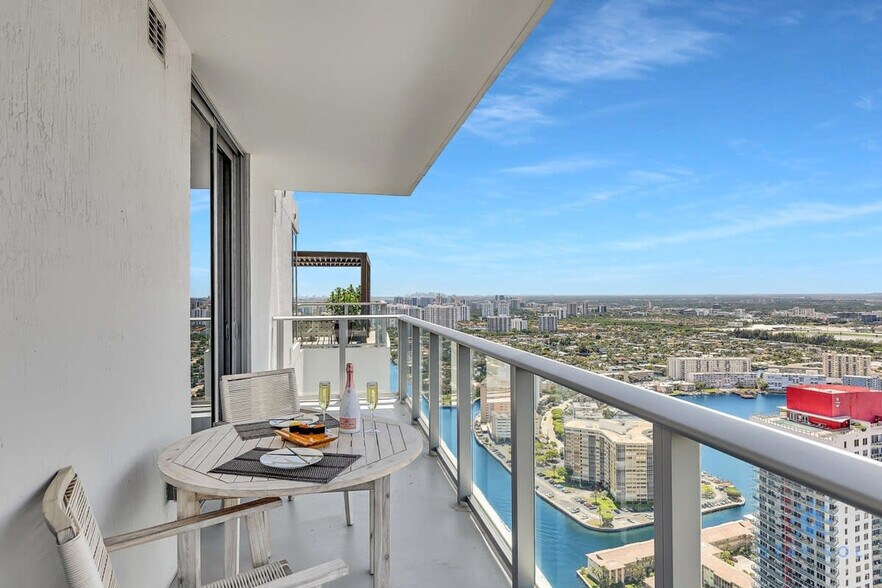 Building Photo - 4010 S Ocean Dr