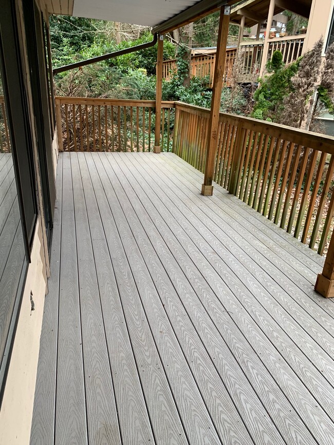 Huge, covered trex deck - 6121 NE 193rd Place