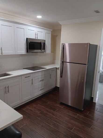 Building Photo - 1257 SE Airoso Blvd