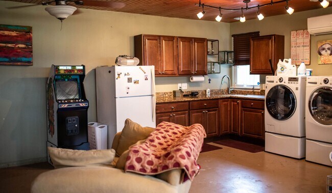 Building Photo - 1911 Shadow Bend Dr