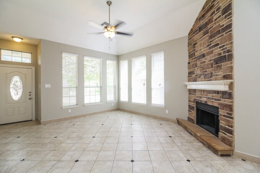 Building Photo - 817 Clover Hill Ln