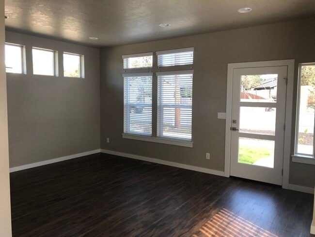Building Photo - 2 Bedroom in NE Bend