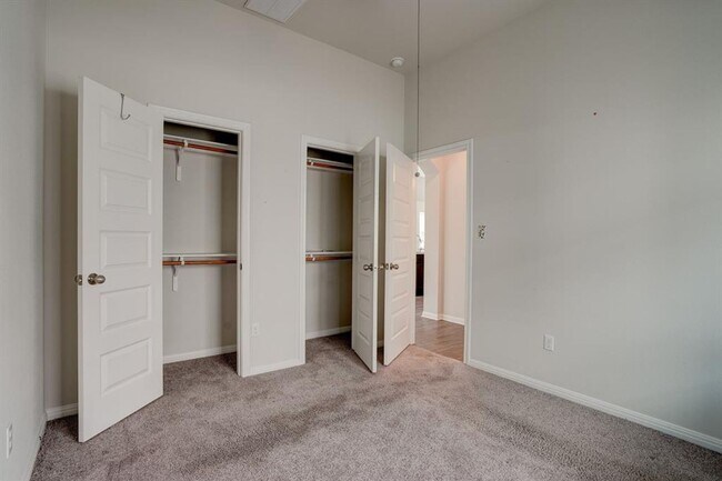 Building Photo - Beautiful 3BR/2BA Home with Island Kitchen...