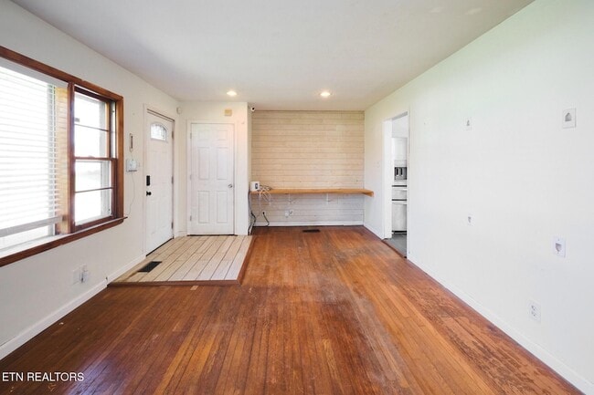 Building Photo - 548 Murray Rd NW