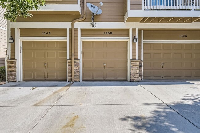 Building Photo - Evolve Real Estate: Spacious 2 Bedroom + L...
