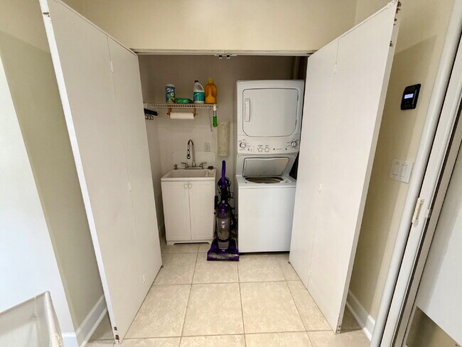 Building Photo - Gorgeous Pool Home in Satellite Beach!!