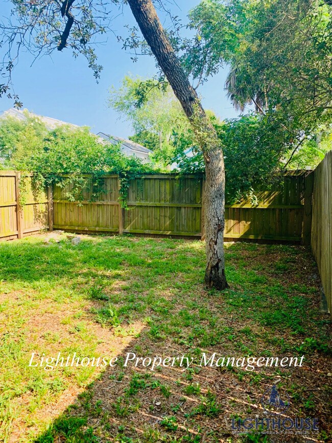 Building Photo - Renovated 2 Bedroom Townhome Just 8 Blocks From The Beach