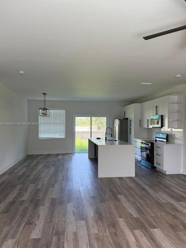 Building Photo - 710 Bedford Point Ave