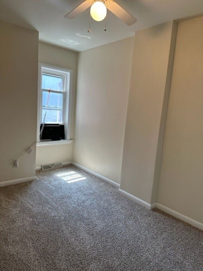 Building Photo - Single Family 2 Bedroom 1 Bathroom Home Fo...
