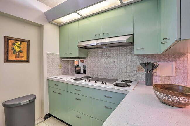 Building Photo - 1412 Country Club Rd N