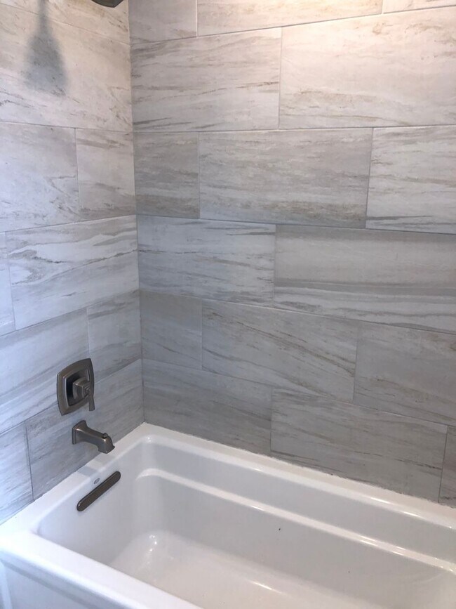 Building Photo - Charming single-level ranch home offers 4 bedrooms and 2 bathrooms in Brentwood