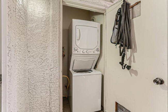 Building Photo - FULLY FURNISHED 2 bedroom condo near UNLV!
