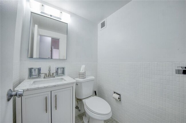 Building Photo - 320 Fort Duquesne Blvd