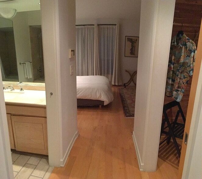 En-suite master bedroom - 833 Ocean Ave