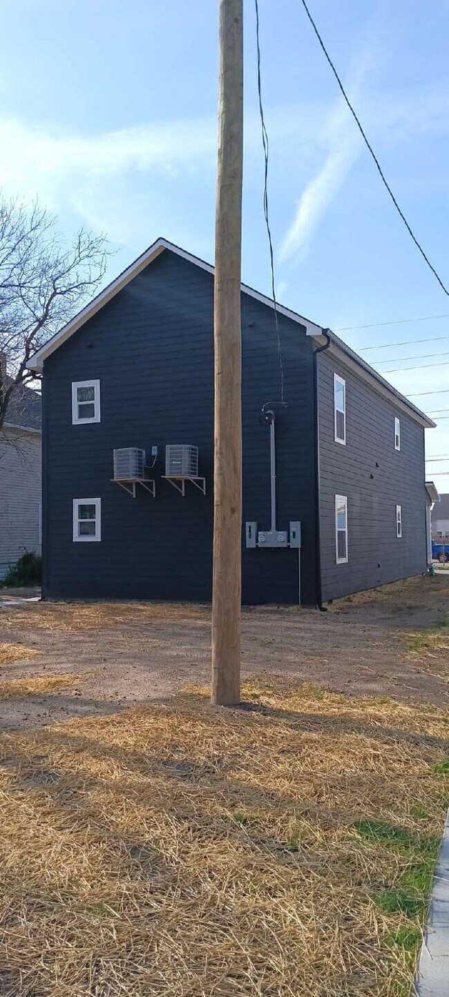Building Photo - "Spacious 3-Bedroom Duplex with Granite Charm in Indianapolis – 1250 Sq Ft of Modern Living!"