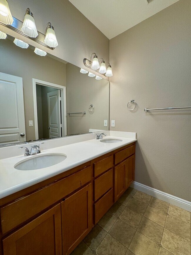 Building Photo - 3 Bed 2.5 Bath plus extra room Townhouse Style Condo / Attached 2 Car Garage