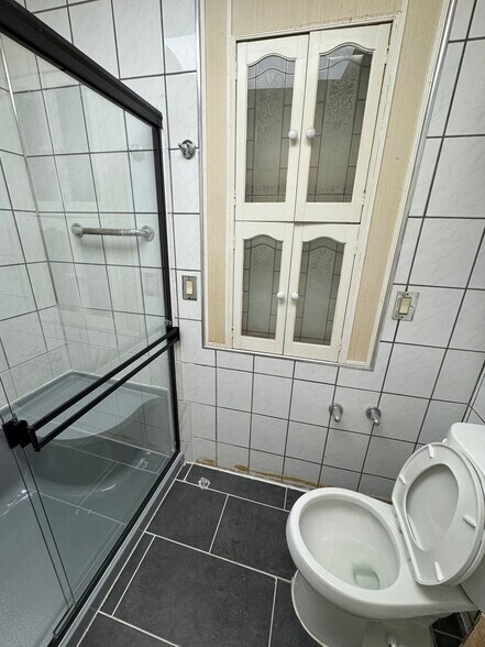 Bathroom - large walk-in Showed with seat - 5547 W Congress Pky