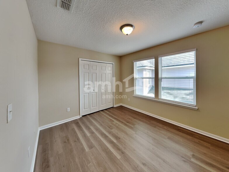 Building Photo - 332 Silver Glen Ave