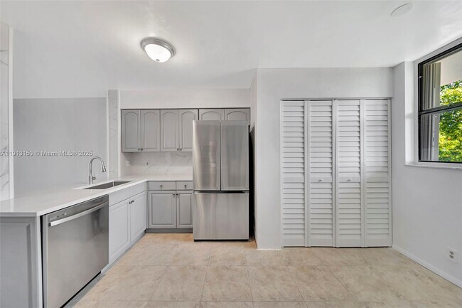 Building Photo - 117 Lake Emerald Dr