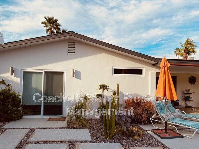 Building Photo - 2885 E Venetia Rd