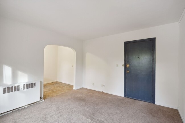Building Photo - Spacious Top-Floor 1BR on Beautiful Iris P...
