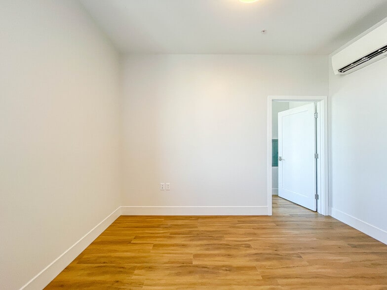 Building Photo - 5 India St