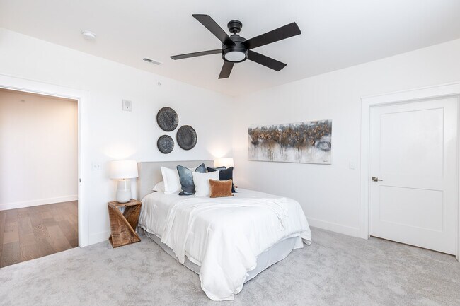 Building Photo - 617 Manhattan Blvd