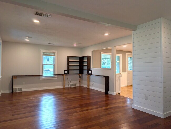 Building Photo - Beautiful 5 Bedroom 2 Bathroom Neenah Lake Home